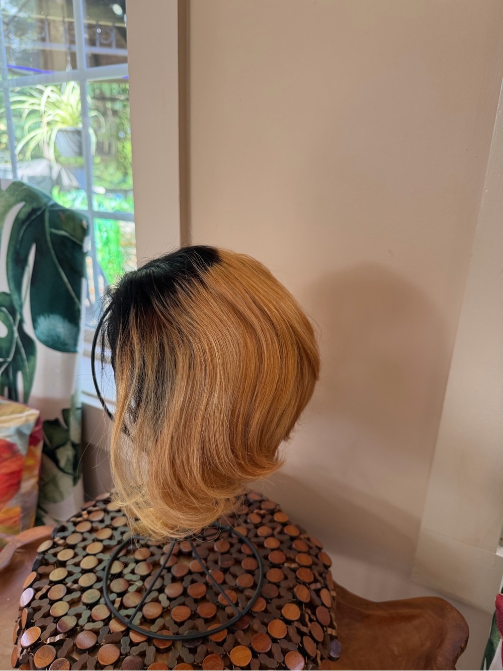 New High Quality Black Rooted Honey Ombre Blonde Women’s Short Layered Bob Wig